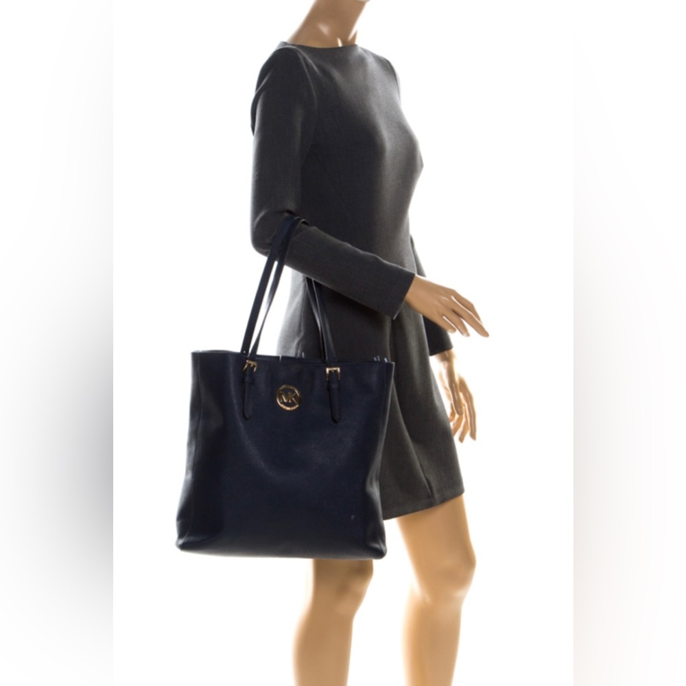 Michael Kors 35H3GTVT7 Large Black Saffiano
North/South Jet Set Travel Bag.